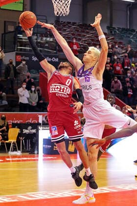 08.01.2022, xovx, Basketball 1. Bundesliga, easy Credit BBL, JobStairs Gießen 46ers - BG Göttingen v.l. Kendale McCullum (Gießen 46ers), Philipp Hartwich (BG Göttingen) Gießen Sporthalle Ost Hessen Deutschland (DE)