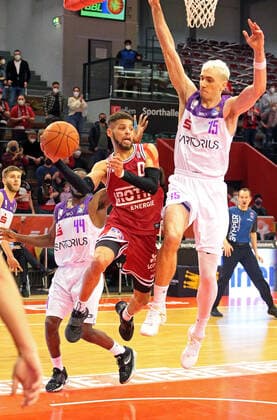 08.01.2022, xovx, Basketball 1. Bundesliga, easy Credit BBL, JobStairs Gießen 46ers - BG Göttingen v.l. Kamar Baldwin (BG Göttingen), Kendale McCullum (Gießen 46ers), Philipp Hartwich (BG Göttingen) Gießen Sporthalle Ost Hessen Deutschland (DE)