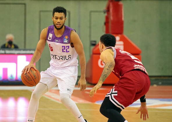 08.01.2022, xovx, Basketball 1. Bundesliga, easy Credit BBL, JobStairs Gießen 46ers - BG Göttingen v.l. Stephen Brown Jr. (BG Göttingen), Kyan Anderson (Gießen 46ers) Gießen Sporthalle Ost Hessen Deutschland (DE)