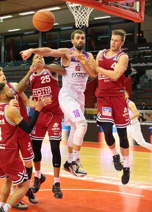 08.01.2022, xovx, Basketball 1. Bundesliga, easy Credit BBL, JobStairs Gießen 46ers - BG Göttingen v.l. Kendale McCullum (Gießen 46ers), Florian Koch (Gießen 46ers), Phillip Fayne II (Gießen 46ers), Harper Kamp (BG Göttingen), Bjarne Kraushaar (Gießen 46ers) Gießen Sporthalle Ost Hessen Deutschland (DE)