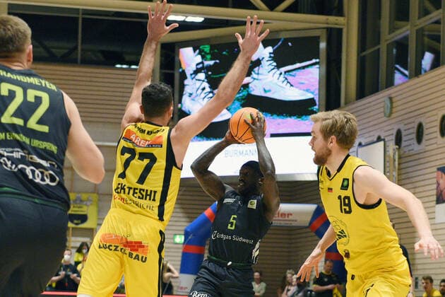 Munis Tutu (TEAM Ehingen Urspring 5) gegen Besnik Bekteshi (VfL Kirchheim Knights 77) VfL Kirchheim Knights vs. TEAM Ehingen Urspring Basketball, Maenner, Barmer, 2.Basketball Bundesliga, ProA Hauptrunde , 18.Spieltag, 08.01.2022 Foto:Eibner Tobias Baur VfL Kirchheim Knights vs. TEAM Ehingen Urspring Basketball, Barmer, 2. Basketball Bundesliga, 2.BBL, Liga Pro A, 18.Spieltag, 08.01.2022 Kirchheim Teck Copyright: xEibner-Pressefotox EP_TBR