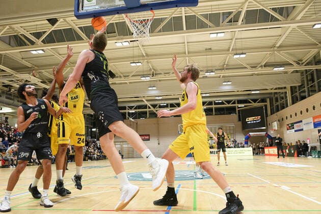 Kevin Strangmeyer (TEAM Ehingen Urspring 22) gegen Till Pape (VfL Kirchheim Knights 19) VfL Kirchheim Knights vs. TEAM Ehingen Urspring Basketball, Maenner, Barmer, 2.Basketball Bundesliga, ProA Hauptrunde , 18.Spieltag, 08.01.2022 Foto:Eibner Tobias Baur VfL Kirchheim Knights vs. TEAM Ehingen Urspring Basketball, Barmer, 2. Basketball Bundesliga, 2.BBL, Liga Pro A, 18.Spieltag, 08.01.2022 Kirchheim Teck Copyright: xEibner-Pressefotox EP_TBR