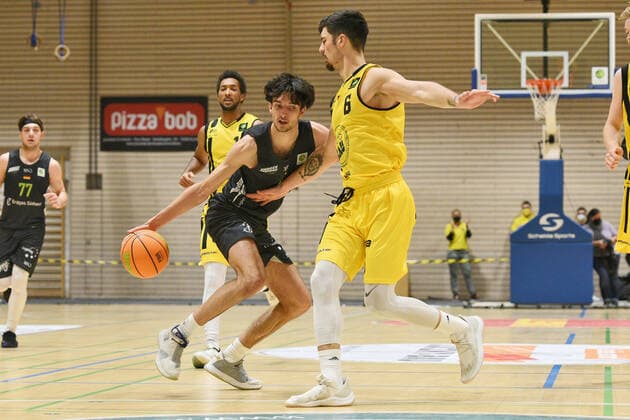 Tim Martinez (TEAM Ehingen Urspring 3) gegen Luka Kamber (VfL Kirchheim Knights 6) VfL Kirchheim Knights vs. TEAM Ehingen Urspring Basketball, Maenner, Barmer, 2.Basketball Bundesliga, ProA Hauptrunde , 18.Spieltag, 08.01.2022 Foto:Eibner Tobias Baur VfL Kirchheim Knights vs. TEAM Ehingen Urspring Basketball, Barmer, 2. Basketball Bundesliga, 2.BBL, Liga Pro A, 18.Spieltag, 08.01.2022 Kirchheim Teck Copyright: xEibner-Pressefotox EP_TBR