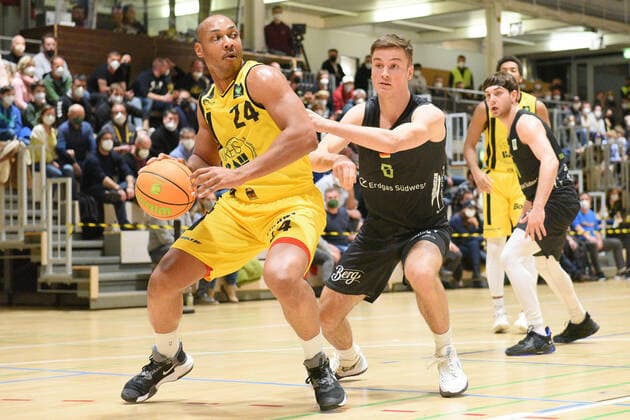 Jonathon Williams (VfL Kirchheim Knights 24) gegen Jonathan Diederich (TEAM Ehingen Urspring 8) VfL Kirchheim Knights vs. TEAM Ehingen Urspring Basketball, Maenner, Barmer, 2.Basketball Bundesliga, ProA Hauptrunde , 18.Spieltag, 08.01.2022 Foto:Eibner Tobias Baur VfL Kirchheim Knights vs. TEAM Ehingen Urspring Basketball, Barmer, 2. Basketball Bundesliga, 2.BBL, Liga Pro A, 18.Spieltag, 08.01.2022 Kirchheim Teck Copyright: xEibner-Pressefotox EP_TBR