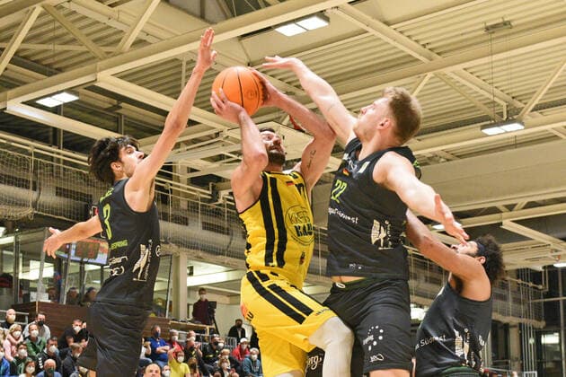 Tim Martinez (TEAM Ehingen Urspring 3) und Kevin Strangmeyer (TEAM Ehingen Urspring 22) gegen Besnik Bekteshi (VfL Kirchheim Knights 77) VfL Kirchheim Knights vs. TEAM Ehingen Urspring Basketball, Maenner, Barmer, 2.Basketball Bundesliga, ProA Hauptrunde , 18.Spieltag, 08.01.2022 Foto:Eibner Tobias Baur VfL Kirchheim Knights vs. TEAM Ehingen Urspring Basketball, Barmer, 2. Basketball Bundesliga, 2.BBL, Liga Pro A, 18.Spieltag, 08.01.2022 Kirchheim Teck Copyright: xEibner-Pressefotox EP_TBR