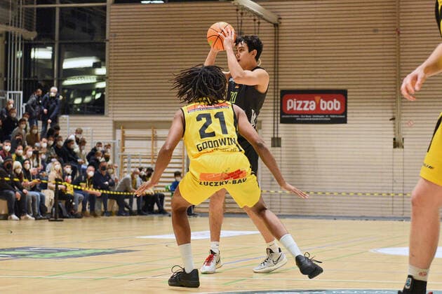 Takiula Fahrensohn (TEAM Ehingen Urspring 20) gegen Rohndell Domminic Goodwin (VfL Kirchheim Knights 21) VfL Kirchheim Knights vs. TEAM Ehingen Urspring Basketball, Maenner, Barmer, 2.Basketball Bundesliga, ProA Hauptrunde , 18.Spieltag, 08.01.2022 Foto:Eibner Tobias Baur VfL Kirchheim Knights vs. TEAM Ehingen Urspring Basketball, Barmer, 2. Basketball Bundesliga, 2.BBL, Liga Pro A, 18.Spieltag, 08.01.2022 Kirchheim Teck Copyright: xEibner-Pressefotox EP_TBR