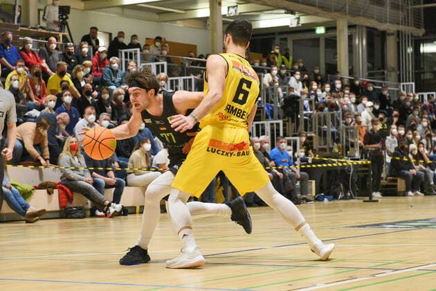 Jakob Hanzalek (TEAM Ehingen Urspring 77) gegen Luka Kamber (VfL Kirchheim Knights 6) VfL Kirchheim Knights vs. TEAM Ehingen Urspring Basketball, Maenner, Barmer, 2.Basketball Bundesliga, ProA Hauptrunde , 18.Spieltag, 08.01.2022 Foto:Eibner Tobias Baur VfL Kirchheim Knights vs. TEAM Ehingen Urspring Basketball, Barmer, 2. Basketball Bundesliga, 2.BBL, Liga Pro A, 18.Spieltag, 08.01.2022 Kirchheim Teck Copyright: xEibner-Pressefotox EP_TBR