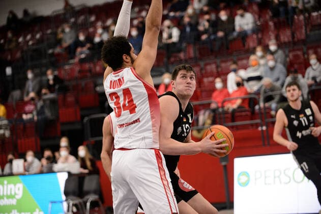 Jonathan Maier (13 Nürnberg Falcons BC) gegen Akim-Jamal Jonah (34 Artland Dragons Quakenbrück) bei der Partie Artland Dragons Quakenbrück vs Nürnberg Falcons BC. Basketball, ProA, Saison 2021 2022, 18. Spieltag, 08.01.2022. Copyright: xErikxHillmer EIBNERx EP_EHR Artland Dragons Quakenbrück vs Nürnberg Falcons BC. Basketball, ProA, Saison 2021 2022, 18. Spieltag, 08.01.2022 Quakenbrück Copyright: xErikxHillmer EIBNERx EP_EHR