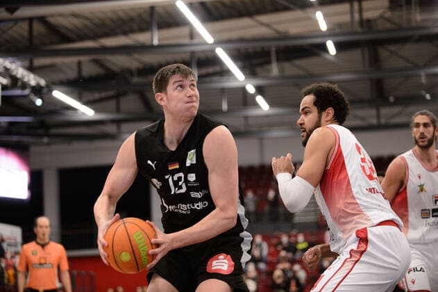 Jonathan Maier (13 Nürnberg Falcons BC) gegen Akim-Jamal Jonah (34 Artland Dragons Quakenbrück) bei der Partie Artland Dragons Quakenbrück vs Nürnberg Falcons BC. Basketball, ProA, Saison 2021 2022, 18. Spieltag, 08.01.2022. Copyright: xErikxHillmer EIBNERx EP_EHR Artland Dragons Quakenbrück vs Nürnberg Falcons BC. Basketball, ProA, Saison 2021 2022, 18. Spieltag, 08.01.2022 Quakenbrück Copyright: xErikxHillmer EIBNERx EP_EHR