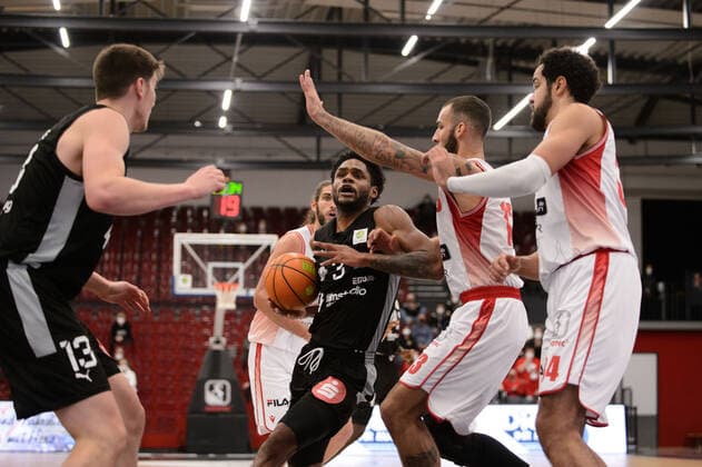 Antonio Lee AJ Davis Jr. (3 Nürnberg Falcons BC) und Jonathan Maier (13 Nürnberg Falcons BC) gegen Taren Sullivan (13 Artland Dragons Quakenbrück) und Akim-Jamal Jonah (34 Artland Dragons Quakenbrück) bei der Partie Artland Dragons Quakenbrück vs Nürnberg Falcons BC. Basketball, ProA, Saison 2021 2022, 18. Spieltag, 08.01.2022. Copyright: xErikxHillmer EIBNERx EP_EHR Artland Dragons Quakenbrück vs Nürnberg Falcons BC. Basketball, ProA, Saison 2021 2022, 18. Spieltag, 08.01.2022 Quakenbrück Copyright: xErikxHillmer EIBNERx EP_EHR