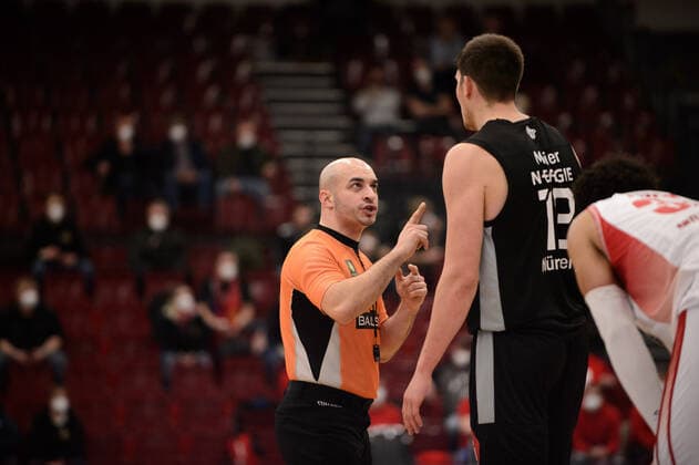 Jonathan Maier (13 Nürnberg Falcons BC) diskutiert mit dem Schiedsrichter bei der Partie Artland Dragons Quakenbrück vs Nürnberg Falcons BC. Basketball, ProA, Saison 2021 2022, 18. Spieltag, 08.01.2022. Copyright: xErikxHillmer EIBNERx EP_EHR Artland Dragons Quakenbrück vs Nürnberg Falcons BC. Basketball, ProA, Saison 2021 2022, 18. Spieltag, 08.01.2022 Quakenbrück Copyright: xErikxHillmer EIBNERx EP_EHR