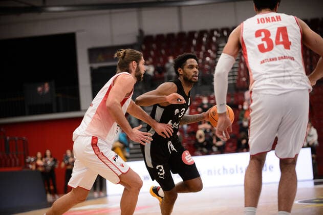 Antonio Lee AJ Davis Jr. (3 Nürnberg Falcons BC) gegen Adam Pechacek (0 Artland Dragons Quakenbrück) bei der Partie Artland Dragons Quakenbrück vs Nürnberg Falcons BC. Basketball, ProA, Saison 2021 2022, 18. Spieltag, 08.01.2022. Copyright: xErikxHillmer EIBNERx EP_EHR Artland Dragons Quakenbrück vs Nürnberg Falcons BC. Basketball, ProA, Saison 2021 2022, 18. Spieltag, 08.01.2022 Quakenbrück Copyright: xErikxHillmer EIBNERx EP_EHR
