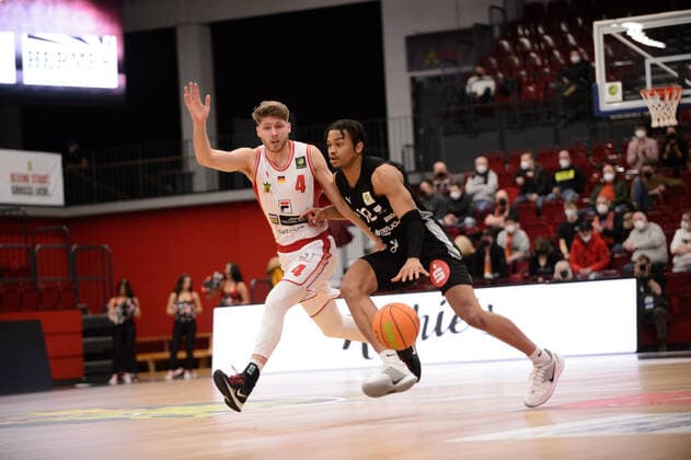 Evan Taylor (10 Nürnberg Falcons BC) gegen Thorben Döding (4 Artland Dragons Quakenbrück) bei der Partie Artland Dragons Quakenbrück vs Nürnberg Falcons BC. Basketball, ProA, Saison 2021 2022, 18. Spieltag, 08.01.2022. Copyright: xErikxHillmer EIBNERx EP_EHR Artland Dragons Quakenbrück vs Nürnberg Falcons BC. Basketball, ProA, Saison 2021 2022, 18. Spieltag, 08.01.2022 Quakenbrück Copyright: xErikxHillmer EIBNERx EP_EHR