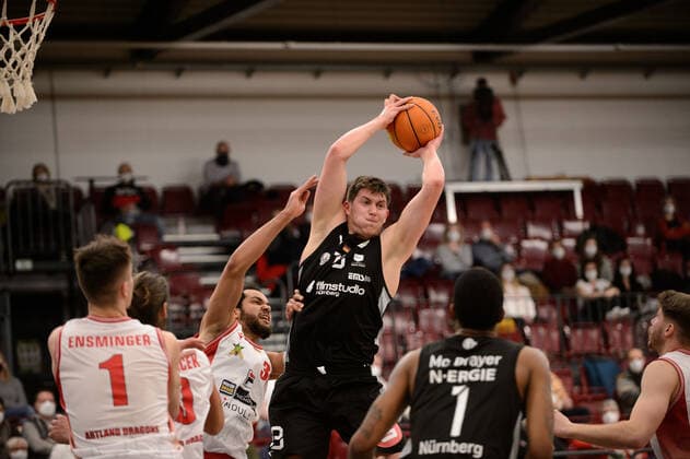 Jonathan Maier (13 Nürnberg Falcons BC) gegen Akim-Jamal Jonah (34 Artland Dragons Quakenbrück) bei der Partie Artland Dragons Quakenbrück vs Nürnberg Falcons BC. Basketball, ProA, Saison 2021 2022, 18. Spieltag, 08.01.2022. Copyright: xErikxHillmer EIBNERx EP_EHR Artland Dragons Quakenbrück vs Nürnberg Falcons BC. Basketball, ProA, Saison 2021 2022, 18. Spieltag, 08.01.2022 Quakenbrück Copyright: xErikxHillmer EIBNERx EP_EHR