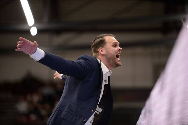 Vytautas Buzas (Trainer Nürnberg Falcons BC) gibt Anweisungen bei der Partie Artland Dragons Quakenbrück vs Nürnberg Falcons BC. Basketball, ProA, Saison 2021 2022, 18. Spieltag, 08.01.2022. Copyright: xErikxHillmer EIBNERx EP_EHR Artland Dragons Quakenbrück vs Nürnberg Falcons BC. Basketball, ProA, Saison 2021 2022, 18. Spieltag, 08.01.2022 Quakenbrück Copyright: xErikxHillmer EIBNERx EP_EHR