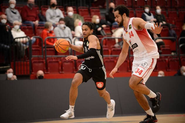Evan Taylor (10 Nürnberg Falcons BC) gegen Akim-Jamal Jonah (34 Artland Dragons Quakenbrück) bei der Partie Artland Dragons Quakenbrück vs Nürnberg Falcons BC. Basketball, ProA, Saison 2021 2022, 18. Spieltag, 08.01.2022. Copyright: xErikxHillmer EIBNERx EP_EHR Artland Dragons Quakenbrück vs Nürnberg Falcons BC. Basketball, ProA, Saison 2021 2022, 18. Spieltag, 08.01.2022 Quakenbrück Copyright: xErikxHillmer EIBNERx EP_EHR