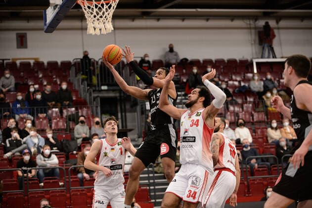 Evan Taylor (10 Nürnberg Falcons BC) gegen Akim-Jamal Jonah (34 Artland Dragons Quakenbrück) bei der Partie Artland Dragons Quakenbrück vs Nürnberg Falcons BC. Basketball, ProA, Saison 2021 2022, 18. Spieltag, 08.01.2022. Copyright: xErikxHillmer EIBNERx EP_EHR Artland Dragons Quakenbrück vs Nürnberg Falcons BC. Basketball, ProA, Saison 2021 2022, 18. Spieltag, 08.01.2022 Quakenbrück Copyright: xErikxHillmer EIBNERx EP_EHR