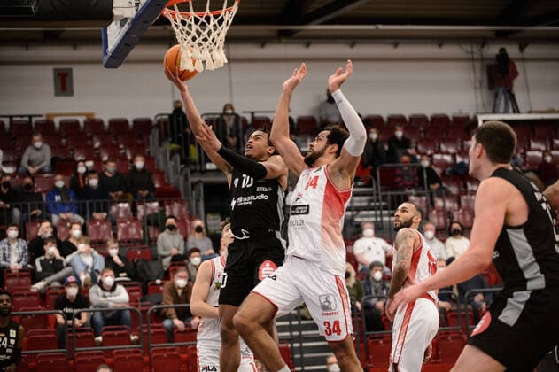 Evan Taylor (10 Nürnberg Falcons BC) gegen Akim-Jamal Jonah (34 Artland Dragons Quakenbrück) bei der Partie Artland Dragons Quakenbrück vs Nürnberg Falcons BC. Basketball, ProA, Saison 2021 2022, 18. Spieltag, 08.01.2022. Copyright: xErikxHillmer EIBNERx EP_EHR Artland Dragons Quakenbrück vs Nürnberg Falcons BC. Basketball, ProA, Saison 2021 2022, 18. Spieltag, 08.01.2022 Quakenbrück Copyright: xErikxHillmer EIBNERx EP_EHR