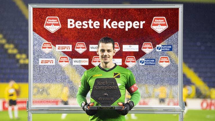 Fußball, NAC Breda, Nick Olij erhält Auszeichnung als bester Keeper BREDA, 08-01-2022, Rat Verlegh Stadium, Dutch Football Keukenkampioen Divisie season 2021 2022. NAC - Eindhoven. De winnaar van het bronzen schild voor de beste keeper in de 2e periode van de Keukenkampioendivisie is voor Nick Olij van NAC. NAC - Eindhoven  x14964805x Copyright: