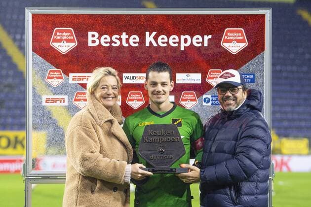Fußball, NAC Breda, Nick Olij erhält Auszeichnung als bester Keeper BREDA, 08-01-2022, Rat Verlegh Stadium, Dutch Football Keukenkampioen Divisie season 2021 2022. NAC - Eindhoven. De winnaar van het bronzen schild voor de beste keeper in de 2e periode van de Keukenkampioendivisie is voor Nick Olij van NAC. Bernice en Mark Olij overhandigen de trofee NAC - Eindhoven  x14964834x Copyright: