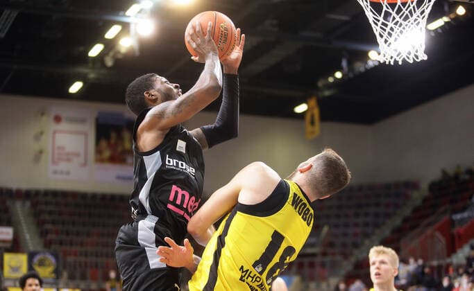 Ludwigsburg , Basketball easycredit BBL Bundesliga . MHP Riesen Ludwigsburg vs. medi Bayreuth , von links: Sacar Anim ( Bayreuth ) Jonas Wohlfarth-Bottermann ( Riesen )