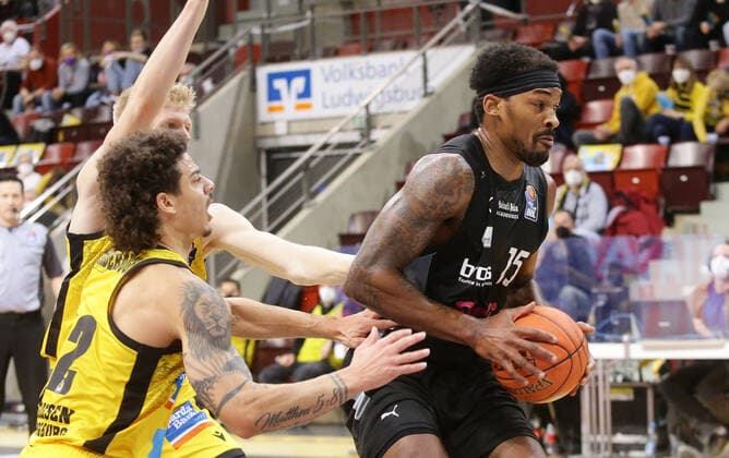 Ludwigsburg , Basketball easycredit BBL Bundesliga . MHP Riesen Ludwigsburg vs. medi Bayreuth , von links: Jonah radebaugh ( Riesen ) Terry Allen ( Bayreuth )