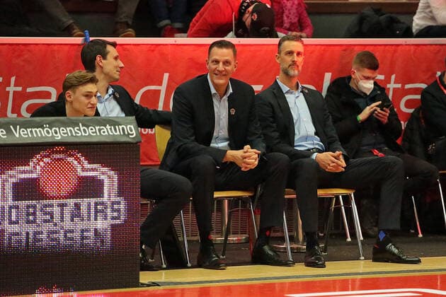 08.01.2022, xovx, Basketball 1. Bundesliga, easy Credit BBL, JobStairs Gießen 46ers - BG Göttingen v.l. Co-Trainer Steven Wriedt (Gießen 46ers), Trainer Pete Strobl (Gießen 46ers) Gießen Sporthalle Ost Hessen Deutschland (DE)