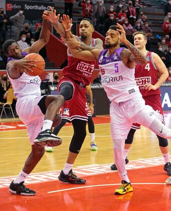 08.01.2022, xovx, Basketball 1. Bundesliga, easy Credit BBL, JobStairs Gießen 46ers - BG Göttingen v.l. Kamar Baldwin (BG Göttingen), Phillip Fayne II (Gießen 46ers), Jeff Roberson (BG Göttingen), Bjarne Kraushaar (Gießen 46ers) Gießen Sporthalle Ost Hessen Deutschland (DE)