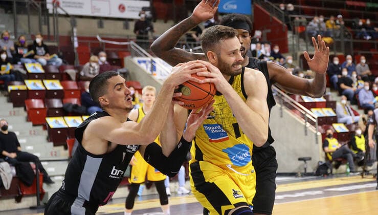 Ludwigsburg , Basketball easycredit BBL Bundesliga . MHP Riesen Ludwigsburg vs. medi Bayreuth , von links: Philip Jalalpoor ( Bayreuth ) Jonas Wohlfarth-Bottermann ( Riesen )