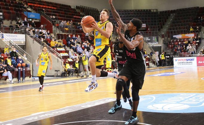 Ludwigsburg , Basketball easycredit BBL Bundesliga . MHP Riesen Ludwigsburg vs. medi Bayreuth , von links: Jordan Hulls ( Riesen ) Terry Allen ( Bayreuth )