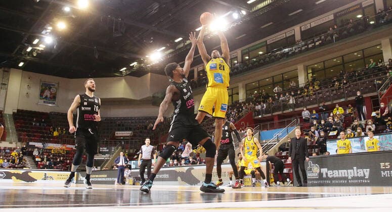 Ludwigsburg , Basketball easycredit BBL Bundesliga . MHP Riesen Ludwigsburg vs. medi Bayreuth , von links: Martynas Sajus ( Bayreuth ) Terry Allen ( Bayreuth ) Tremmell Darden ( Riesen )