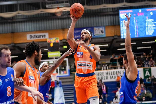 Jaron Blossomgame (Ulm, 4), Jamel Morris (MBC, 20) (re.), Syntainics MBC vs. Ratiopharm Ulm, Basketball Bundesliga, Maenner, 2021 2022, 14. Spieltag, , 08.01.2022, Syntainics MBC vs. Ratiopharm Ulm, Basketball Bundesliga, Maenner, 2021 2022, 14. Spieltag, , 08.01.2022, Weissenfels Copyright: xEibner-Pressefoto EckehardxSchulzx EP_EER