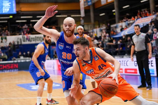 Reggie Upshaw (MBC, 30), Fedor Zugic (Ulm, 44), Syntainics MBC vs. Ratiopharm Ulm, Basketball Bundesliga, Maenner, 2021 2022, 14. Spieltag, , 08.01.2022, Syntainics MBC vs. Ratiopharm Ulm, Basketball Bundesliga, Maenner, 2021 2022, 14. Spieltag, , 08.01.2022, Weissenfels Copyright: xEibner-Pressefoto EckehardxSchulzx EP_EER