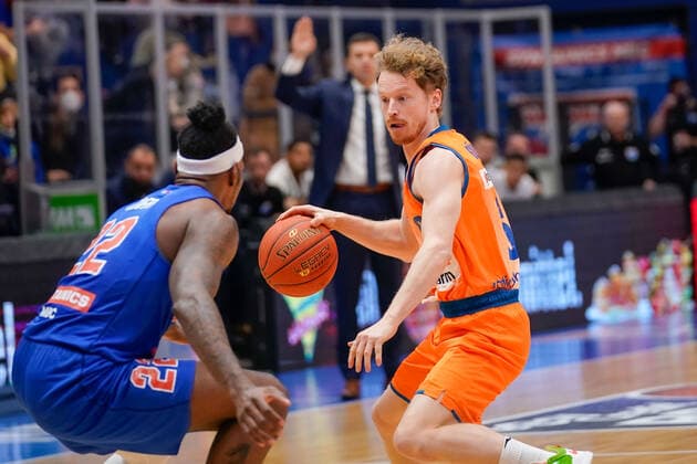 Chris Coffey (MBC, 22), Per Guenther (Ulm, 6), Syntainics MBC vs. Ratiopharm Ulm, Basketball Bundesliga, Maenner, 2021 2022, 14. Spieltag, , 08.01.2022, Syntainics MBC vs. Ratiopharm Ulm, Basketball Bundesliga, Maenner, 2021 2022, 14. Spieltag, , 08.01.2022, Weissenfels Copyright: xEibner-Pressefoto EckehardxSchulzx EP_EER