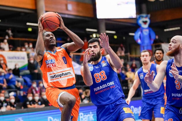 Semaj Christon (Ulm, 0), Behnam Yakhchali (MBC, 88), Syntainics MBC vs. Ratiopharm Ulm, Basketball Bundesliga, Maenner, 2021 2022, 14. Spieltag, , 08.01.2022, Syntainics MBC vs. Ratiopharm Ulm, Basketball Bundesliga, Maenner, 2021 2022, 14. Spieltag, , 08.01.2022, Weissenfels Copyright: xEibner-Pressefoto EckehardxSchulzx EP_EER