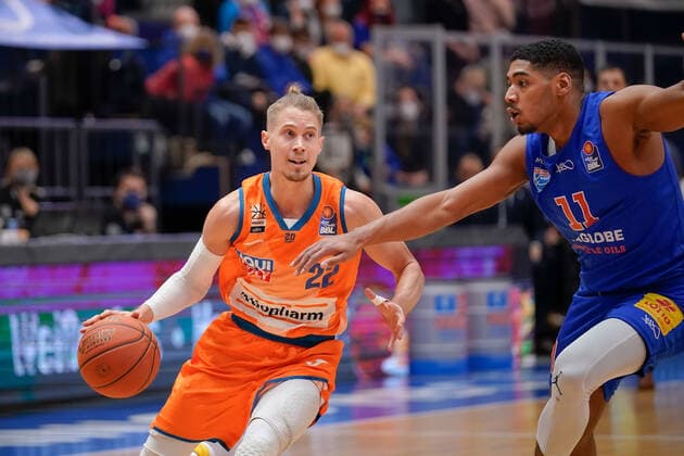 Thomas Klepeisz (Ulm, 22), Kostja Mushidi (MBC, 11), Syntainics MBC vs. Ratiopharm Ulm, Basketball Bundesliga, Maenner, 2021 2022, 14. Spieltag, , 08.01.2022, Syntainics MBC vs. Ratiopharm Ulm, Basketball Bundesliga, Maenner, 2021 2022, 14. Spieltag, , 08.01.2022, Weissenfels Copyright: xEibner-Pressefoto EckehardxSchulzx EP_EER
