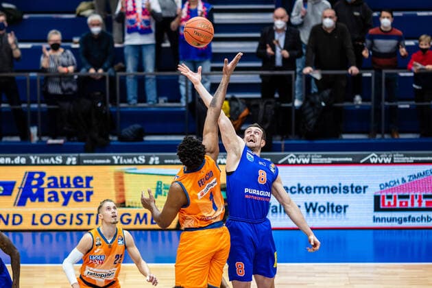 BB-1BL Syntainics MBC - Ratiopharm Ulm Johannes Richter ( 8 Syntainics MBC), Cristiano Felicio ( 1 Ratiopharm Ulm) waehrend der Begegnung Saison 2021-2022 (Herren) in der EasyCredit Bundesliga zwischen Syntainics MBC und Ratiopharm Ulm in der Stadthalle Weissenfels am 8. January 2022 in Weissenfels, Sachsen Anhalt, Deutschland
