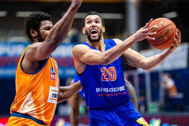 BB-1BL Syntainics MBC - Ratiopharm Ulm Janel Morris ( 20 Syntainics MBC), Cristiano Felicio ( 1 Ratiopharm Ulm) waehrend der Begegnung Saison 2021-2022 (Herren) in der EasyCredit Bundesliga zwischen Syntainics MBC und Ratiopharm Ulm in der Stadthalle Weissenfels am 8. January 2022 in Weissenfels, Sachsen Anhalt, Deutschland