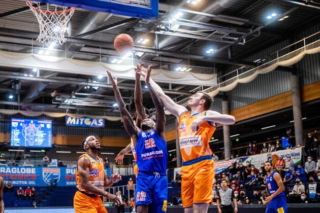 BB-1BL Syntainics MBC - Ratiopharm Ulm Chris Coffey ( 22 Syntainics MBC), Philipp Herkenhoff ( 14 Ratiopharm Ulm) waehrend der Begegnung Saison 2021-2022 (Herren) in der EasyCredit Bundesliga zwischen Syntainics MBC und Ratiopharm Ulm in der Stadthalle Weissenfels am 8. January 2022 in Weissenfels, Sachsen Anhalt, Deutschland