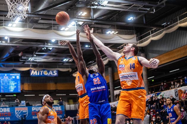 BB-1BL Syntainics MBC - Ratiopharm Ulm Chris Coffey ( 22 Syntainics MBC), Philipp Herkenhoff ( 14 Ratiopharm Ulm) waehrend der Begegnung Saison 2021-2022 (Herren) in der EasyCredit Bundesliga zwischen Syntainics MBC und Ratiopharm Ulm in der Stadthalle Weissenfels am 8. January 2022 in Weissenfels, Sachsen Anhalt, Deutschland