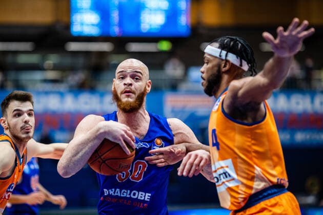 BB-1BL Syntainics MBC - Ratiopharm Ulm Reggie Upshaw ( 30 Syntainics MBC), Jaron Blossomgame ( 4 Ratiopharm Ulm) waehrend der Begegnung Saison 2021-2022 (Herren) in der EasyCredit Bundesliga zwischen Syntainics MBC und Ratiopharm Ulm in der Stadthalle Weissenfels am 8. January 2022 in Weissenfels, Sachsen Anhalt, Deutschland