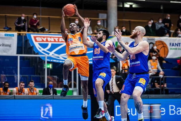 BB-1BL Syntainics MBC - Ratiopharm Ulm Semaj Christon ( 0 Ratiopharm Ulm), Behnam Yakhchali ( 88 Syntainics MBC), Reggie Upshaw ( 30 Syntainics MBC) waehrend der Begegnung Saison 2021-2022 (Herren) in der EasyCredit Bundesliga zwischen Syntainics MBC und Ratiopharm Ulm in der Stadthalle Weissenfels am 8. January 2022 in Weissenfels, Sachsen Anhalt, Deutschland