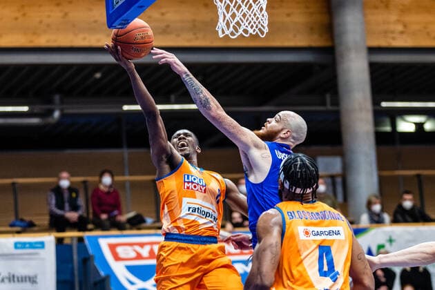 BB-1BL Syntainics MBC - Ratiopharm Ulm Semaj Christon ( 0 Ratiopharm Ulm), Reggie Upshaw ( 30 Syntainics MBC) waehrend der Begegnung Saison 2021-2022 (Herren) in der EasyCredit Bundesliga zwischen Syntainics MBC und Ratiopharm Ulm in der Stadthalle Weissenfels am 8. January 2022 in Weissenfels, Sachsen Anhalt, Deutschland