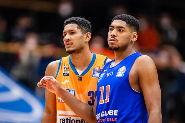 BB-1BL Syntainics MBC - Ratiopharm Ulm Karim Jallow ( 35 Ratiopharm Ulm), Kostja Mushidi ( 11 Syntainics MBC) waehrend der Begegnung Saison 2021-2022 (Herren) in der EasyCredit Bundesliga zwischen Syntainics MBC und Ratiopharm Ulm in der Stadthalle Weissenfels am 8. January 2022 in Weissenfels, Sachsen Anhalt, Deutschland