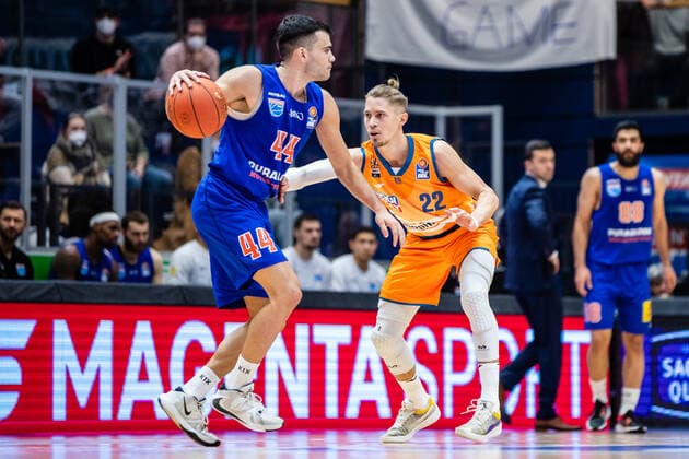 BB-1BL Syntainics MBC - Ratiopharm Ulm Thomas Klepeisz ( 22 Ratiopharm Ulm), Nikola Rebix ( 44 Syntainics MBC) waehrend der Begegnung Saison 2021-2022 (Herren) in der EasyCredit Bundesliga zwischen Syntainics MBC und Ratiopharm Ulm in der Stadthalle Weissenfels am 8. January 2022 in Weissenfels, Sachsen Anhalt, Deutschland