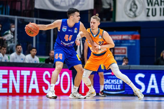 BB-1BL Syntainics MBC - Ratiopharm Ulm Thomas Klepeisz ( 22 Ratiopharm Ulm), Nikola Rebix ( 44 Syntainics MBC) waehrend der Begegnung Saison 2021-2022 (Herren) in der EasyCredit Bundesliga zwischen Syntainics MBC und Ratiopharm Ulm in der Stadthalle Weissenfels am 8. January 2022 in Weissenfels, Sachsen Anhalt, Deutschland