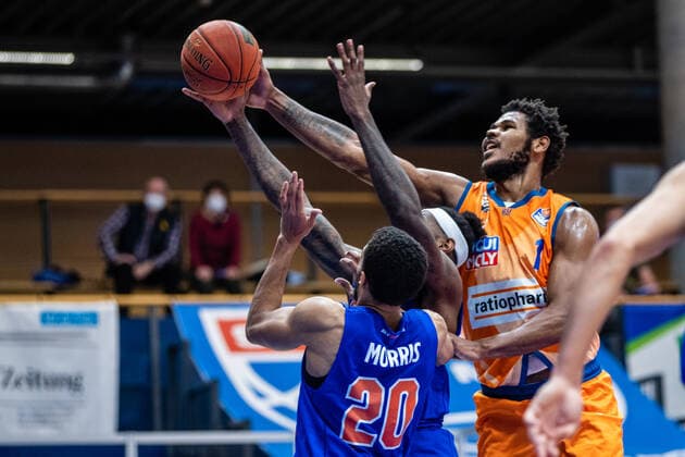 BB-1BL Syntainics MBC - Ratiopharm Ulm Cristiano Felicio ( 1 Ratiopharm Ulm), Janel Morris ( 20 Syntainics MBC) waehrend der Begegnung Saison 2021-2022 (Herren) in der EasyCredit Bundesliga zwischen Syntainics MBC und Ratiopharm Ulm in der Stadthalle Weissenfels am 8. January 2022 in Weissenfels, Sachsen Anhalt, Deutschland