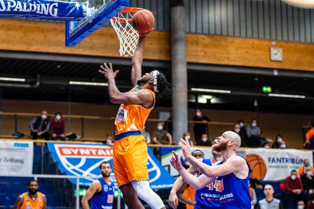 BB-1BL Syntainics MBC - Ratiopharm Ulm Jaron Blossomgame ( 4 Ratiopharm Ulm) waehrend der Begegnung Saison 2021-2022 (Herren) in der EasyCredit Bundesliga zwischen Syntainics MBC und Ratiopharm Ulm in der Stadthalle Weissenfels am 8. January 2022 in Weissenfels, Sachsen Anhalt, Deutschland