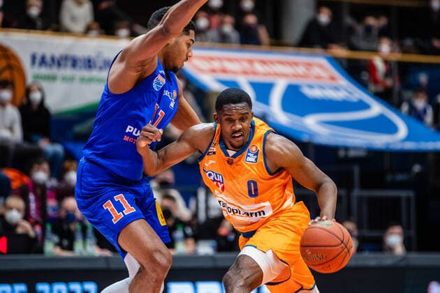 BB-1BL Syntainics MBC - Ratiopharm Ulm Semaj Christon ( 0 Ratiopharm Ulm), Kostja Mushidi ( 11 Syntainics MBC) waehrend der Begegnung Saison 2021-2022 (Herren) in der EasyCredit Bundesliga zwischen Syntainics MBC und Ratiopharm Ulm in der Stadthalle Weissenfels am 8. January 2022 in Weissenfels, Sachsen Anhalt, Deutschland