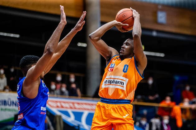 BB-1BL Syntainics MBC - Ratiopharm Ulm Semaj Christon ( 0 Ratiopharm Ulm), Kostja Mushidi ( 11 Syntainics MBC) waehrend der Begegnung Saison 2021-2022 (Herren) in der EasyCredit Bundesliga zwischen Syntainics MBC und Ratiopharm Ulm in der Stadthalle Weissenfels am 8. January 2022 in Weissenfels, Sachsen Anhalt, Deutschland